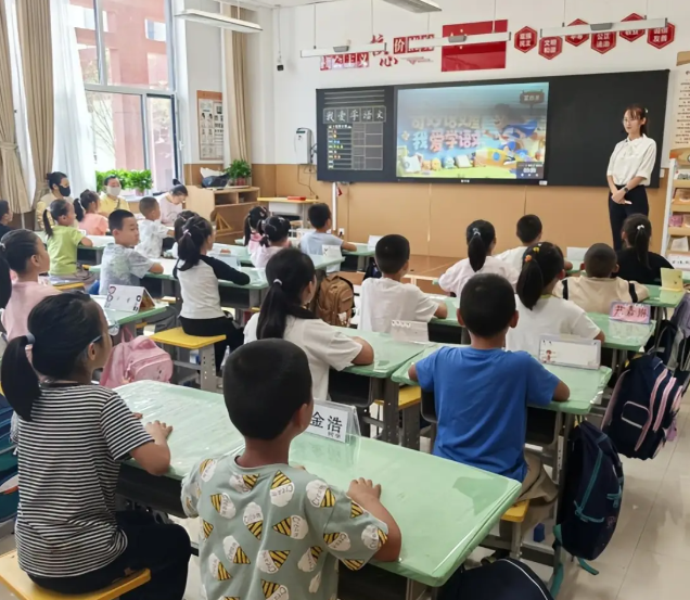 语文课堂往往将文学教育变为简略而僵化的常识等有用言语训练