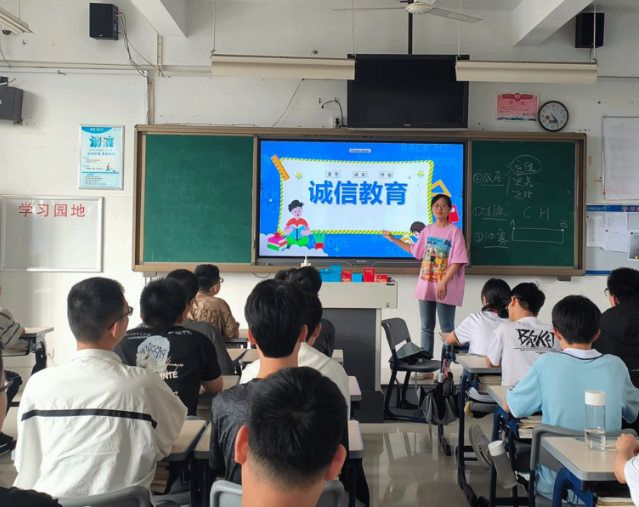 走进校园与老同学们沟通交流共同实践新的科学教育理论和办法 走进校园与老同学们沟通交流共同实践新的科学教育理论和办法